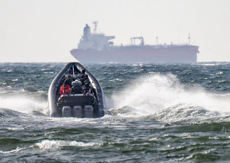 Elementos del Grupo Operativo Nacional de la Policía sueca y la Guardia Costera se dirigen al petrolero Sea Owl I, que ya ha sido abordado, en las afueras de Trelleborg, Suecia, el viernes 13 de marzo de 2026. (Johan Nilsson/TT vía AP)