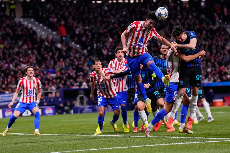 Johnny Cardoso del Atlético de Madrid salta para cabecear el balón frente a Alessandro Bastoni del INter de Milán en el encuentro de la Liga de Campeones el miércoles 26 de noviembre del 2025. (AP Foto/Manu Fernandez)