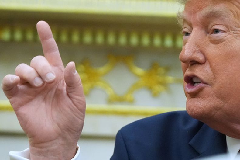 El presidente Donald Trump habla en una reunión con el primer ministro de Irak, Ali al-Zaidi, en el Despacho Oval de la Casa Blanca, el martes 14 de julio de 2026, en Washington. (AP Foto/Julia Demaree Nikhinson)