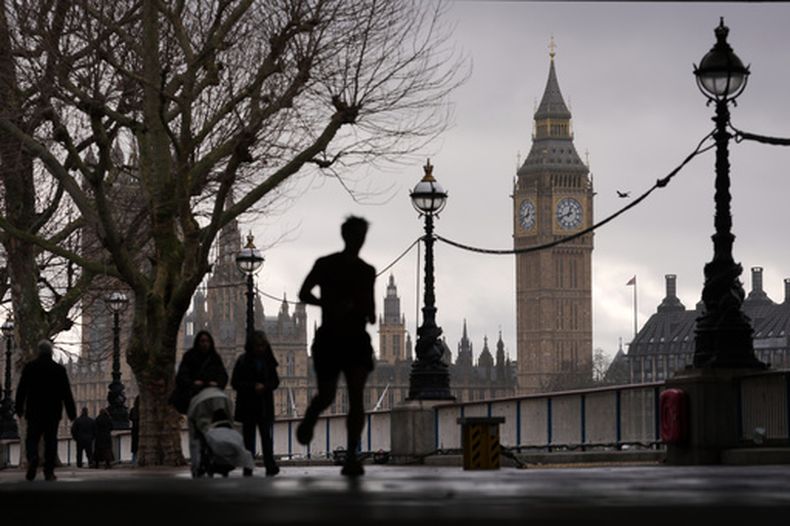 ARCHIVO - Gente camina a la orilla del río Támesis junto a la torre de Elizabeth, conocida como el Big Ben, y el Parlamento británico, en Londres, el miércoles 11 de febrero de 2026. (AP Foto/Kin Cheung, Archivo)