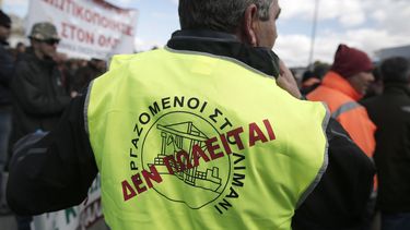 americateve | Un trabajador portuario con un chaleco que dice "no se vende" participa en una protesta contra los planes del gobierno de ampliar la privatizaci&oacute;n del muelle del Pireo, el de mayor tr&aacute;fico en Grecia, en el Pereo, el martes 11 de ma
