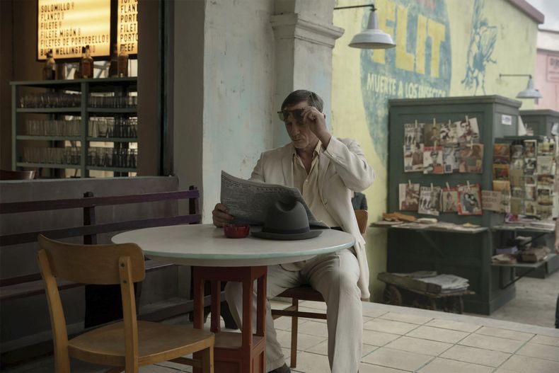 Esta imagen proporcionada por A24 muestra a Daniel Craig en una escena de la película de Luca Guadagnino, Queer. (A24 vía AP)