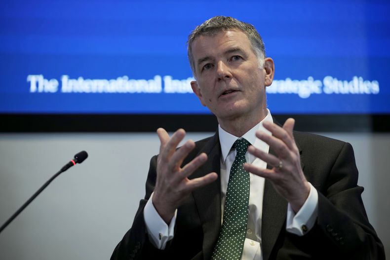 ARCHIVO - Richard Moore, jefe del Servicio de Inteligencia Secreto de Reino Unido, conocido como MI6, responde preguntas en el Instituto Internacional de Estudios Estratégicos, en Londres, el 30 de noviembre de 2021. (AP Foto/Matt Dunham, Archivo)