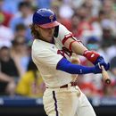 Alec Bohm de los Filis de Filadelfia pega un remolcador sencillo frente a Thaddeus Ward de los Nacionales de Washington en la quinta entradas del juego del sábado 1 de julio del 2023. (AP Foto/Derik Hamilton)