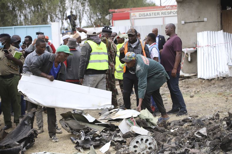 Los restos de una aeronave que se estrelló en el área de Mwihoko en Ruiru, condado de Kiambu, Kenia, el 7 de agosto del 2025. (AP foto/Patrick Ngugi)