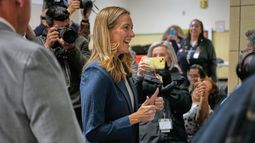 La candidata demócrata a la gubernatura de Nueva Jersey, Mikie Sherrill luego de sufragar, el martes 4 de noviembre de 2025, en Montclair, Nueva Jersey. (AP Foto/Seth Wenig)