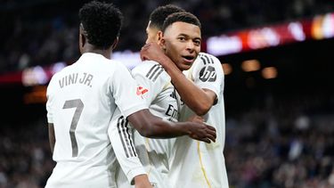 Kylian Mbappé (centro) celebra tras anotar de penal el primer gol del Real Madrid en la victoria 1-0 ante Levante en la Liga de España, el sábado 17 de enero de 2026, en Madrid. (AP Foto/José Bretón)