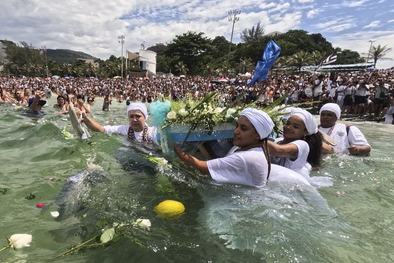 Participantes del festival en honor de la diosa Yemanjá en la playa Arpoador en Rio de Janeiro, Brasil, el 2 de febrero del 2025. (AP foto/Bruna Prado)