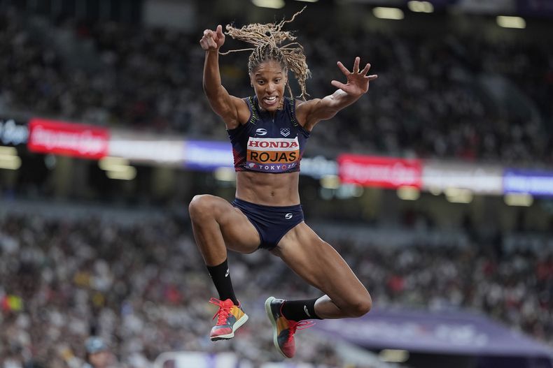 La venezolana Yulimar Rojas compite en la clasificación del salto triple del Mundial de atletismo, el martes 16 de septiembre de 2025, en Tokio. (AP Foto/Ashley Landis)