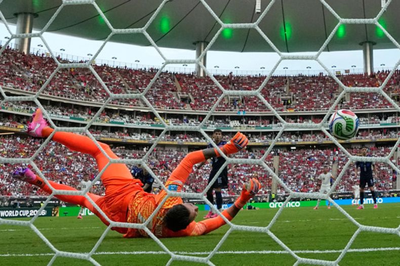 El arquero uruguayo Fernando Muslera no logra controlar el remate a gol del español Alex Baena en el partido por el Grupo H del Mundial, el viernes 26 de junio de 2026, en Guadalajara, México. (AP Foto/Natacha Pisarenko)