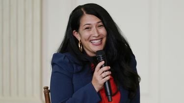 ARCHIVO - Ada Limón, la 24a poeta laureada de Estados Unidos habla durante un evento para la generación 2022 de Poetas Estudiantes Nacionales en la Casa Blanca en Washington el jueves 27 de septiembre de 2022. Limón iniciará su proyecto insignia en abril en el Mes Nacional de la Poesía. (Foto AP/Carolyn Kaster, archivo)
