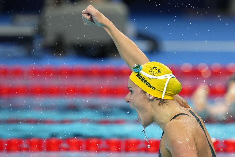 La australiana Kaylee McKeown celebra tras ganar los 100 metros espalda en la natación de los Juegos Olímpicos de París, el martes 30 de julio de 2024, en Nanterre, Francia. (AP Foto/Petr David Josek)