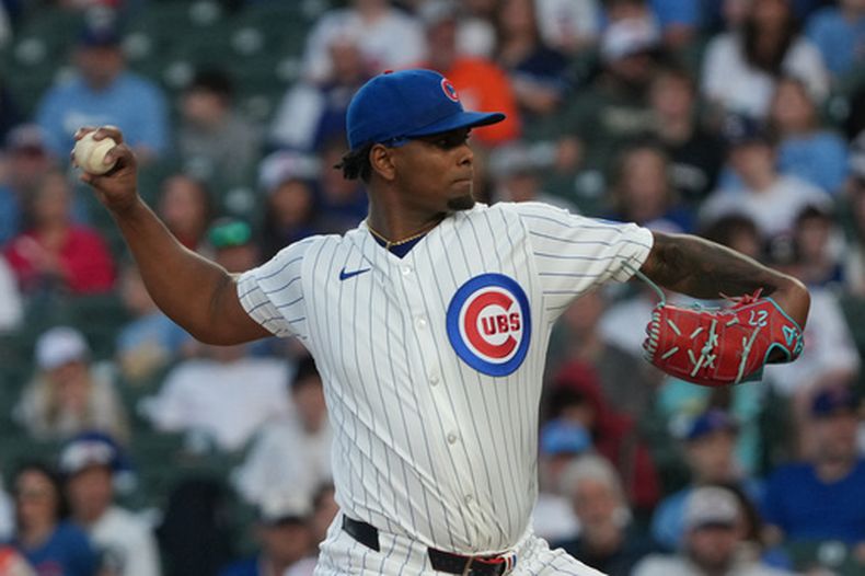 Edward Cabrera (30), de los Cachorros de Chicago, trabaja frente a los Angelinos de Los Ángeles durante la primera entrada del juego de béisbol de Grandes Ligas contra los Angelinos de Los Ángeles, el lunes 30 de marzo de 2026, en Chicago. (AP Foto/David Banks)