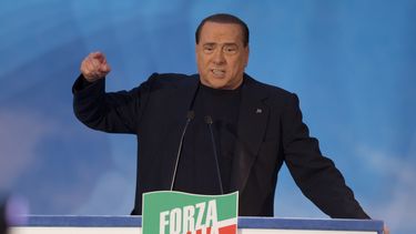 americateve | El ex premier italiano Silvio Berlusconi se dirige a sus partidarios en Roma, el mi&eacute;rcoles 27 de noviembre de 2013. Ese mismo d&iacute;a el Senado lo expuls&oacute; del Parlamento. (Foto AP/Andrew Medichini)