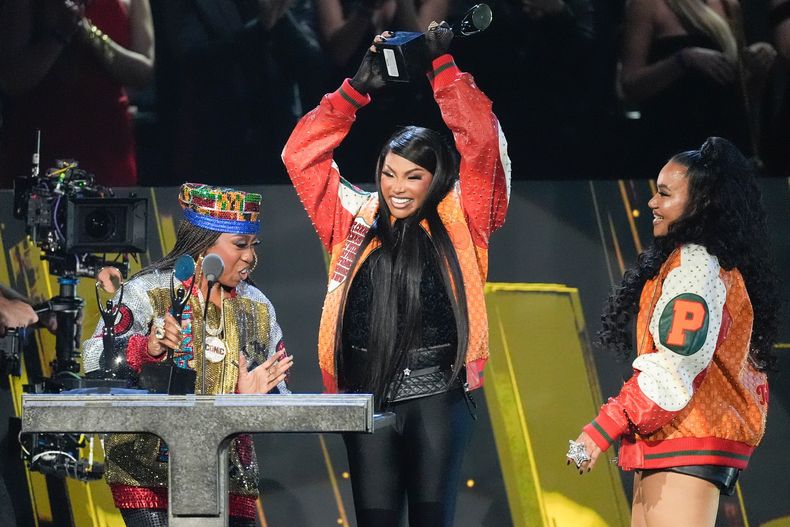 Missy Elliott, a la izquierda, y Sandra Denton con Cheryl James, a la derecha de Salt-N-Pepa, reaccionan durante la ceremonia de incorporación al Salón de la Fama del Rock and Roll de 2025 el sábado 8 de noviembre de 2025 en L.A. Live en Los Ángeles. (Foto AP/Chris Pizzello)