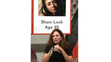 ARCHIVO - Ricarda Louk se mantiene sentada el martes 17 de octubre de 2023 en Tel Aviv frente a un cartel con la imagen de su hija Shani Louk, que fue tomada como rehén por el grupo miliciano Hamás en una incursión a territorio israelí el 7 de octubre. (AP Foto/Maya Alleruzzo, archivo)