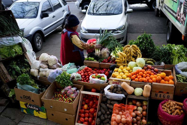 Un vendedor vende frutas y verduras en la acera de Buenos Aires, Argentina, la madrugada del miércoles 13 de septiembre de 2023. Argentina tiene una de las tasas de inflación más altas del mundo. (AP Foto/Natacha Pisarenko)