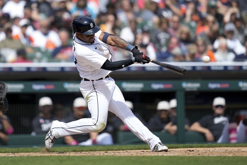 Andy Ibanez, de los Tigres de Detroit, batea un doble en contra de los Marineros de Seattle en la sexta entrada del juego de béisbol, el domingo 14 de mayo de 2023, en Detroit, (AP Foto/Paul Sancya)