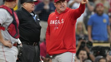 En foto del 5 de julio del 2023, el mánager de los Angelinos de Los Ángeles Phil Nevin discute con el umpire Jerry Lane en el juego ante los Padres de San Diego. (AP Foto/Gregory Bull)