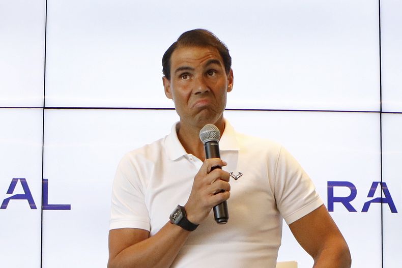 Rafael Nadal durante una rueda de prensa en su academia de tenis en Manacor, Mallorca, España, el jueves 18 de mayo de 2023. (AP Foto/Francisco Ubilla)