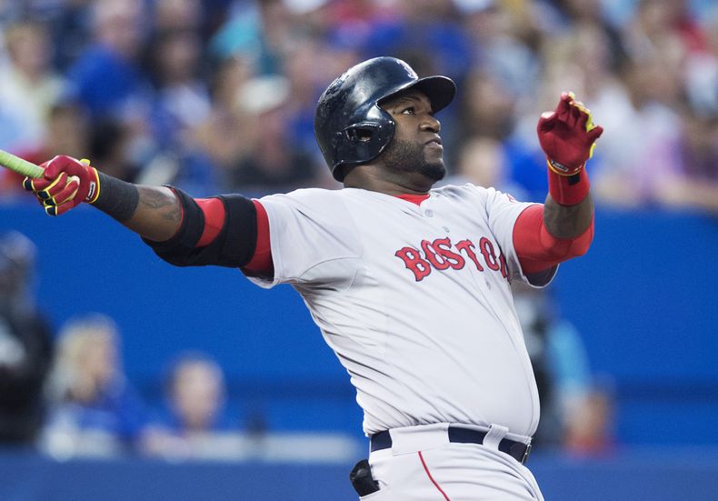 David Ortiz de los Medias Rojas de Boston conecta su segundo jonr&oacute;n del juego durante el quinto inning ante los Azulejos de Toronto el lunes 21 de julio de 2014. (AP Foto/The Canadian Press, Darren Calabrese)