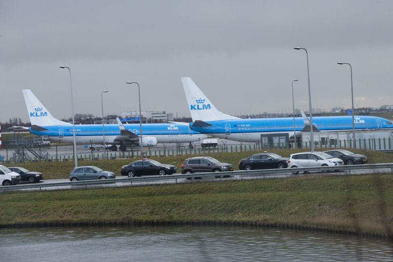 ARCHIVO - Aviones de KLM s ven en al aeropuerto de Schiphol, cerca de Ámsterdam, Holanda, el 18 de enero de 2018. (AP Foto/Peter Dejong, Archivo)