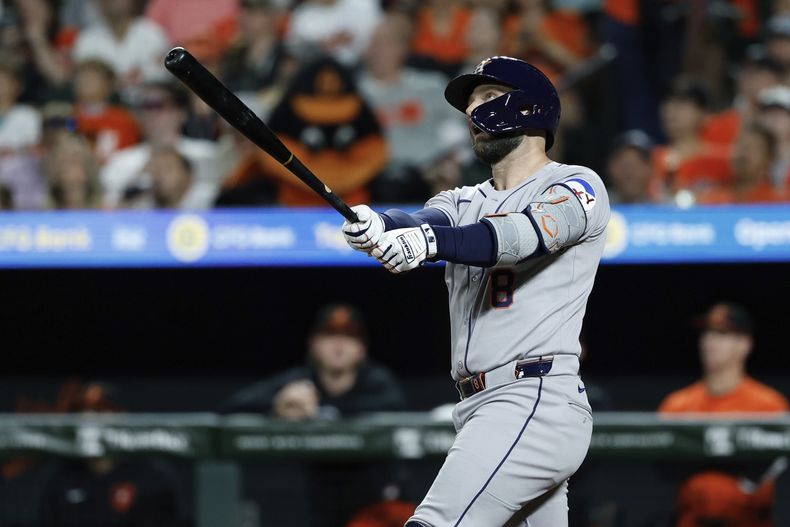 Christian Walker, de los Astros de Houston, batea un jonrón de dos carreras ante los Orioles de Baltimore, el sábado 23 de agosto de 2025 (AP Foto/Terrance Williams)