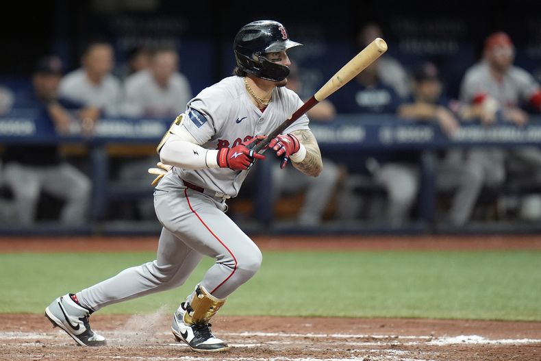 El mexicano Jarren Durán, de los Medias Rojas de Boston, pega un sencillo ante los Rays de Tampa Bay, el miércoles 18 de septiembre de 2024 (AP Foto/Chris OMeara)