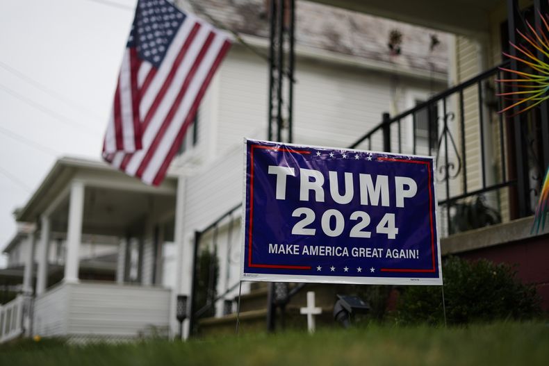 Un cartel de apoyo al candidato presidencial republicano, el expresidente Donald Trump, está colocado en el patio de Jim Hulings, presidente del Comité Republicano del condado de Butler, en Zelienople, el jueves 26 de septiembre de 2024. (AP Foto/Matt Rourke)