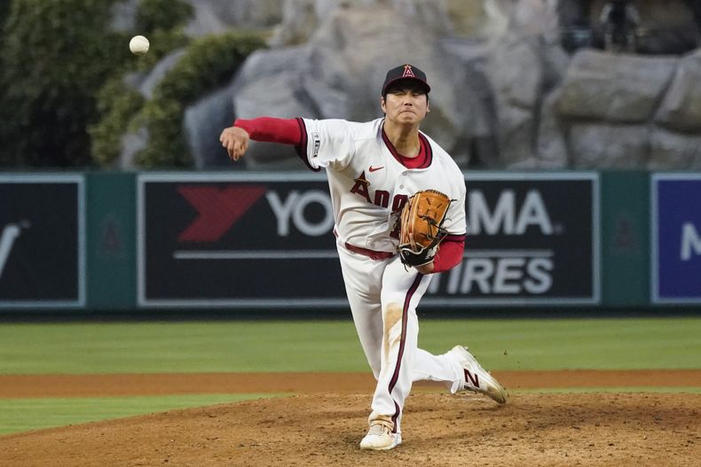 El abridor de los Angelinos de Los Ángeles Shohei Ohtani lanza la bola en el encuentro ante los Piratas de Pittsburgh el viernes 21 de julio del 2023. (AP Foto/Ashley Landis)