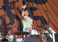 chili peppers honra a baterista de foo fighters en festival