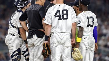 El mánager de los Yankees de Nueva York, Aaron Boone (segundo desde la izquierda), conversa con Gerrit Cole durante la séptima entrada de un partido de béisbol contra los Dodgers de Los Ángeles, el viernes 17 de julio de 2026, en Nueva York. (Foto AP/Adam Hunger)