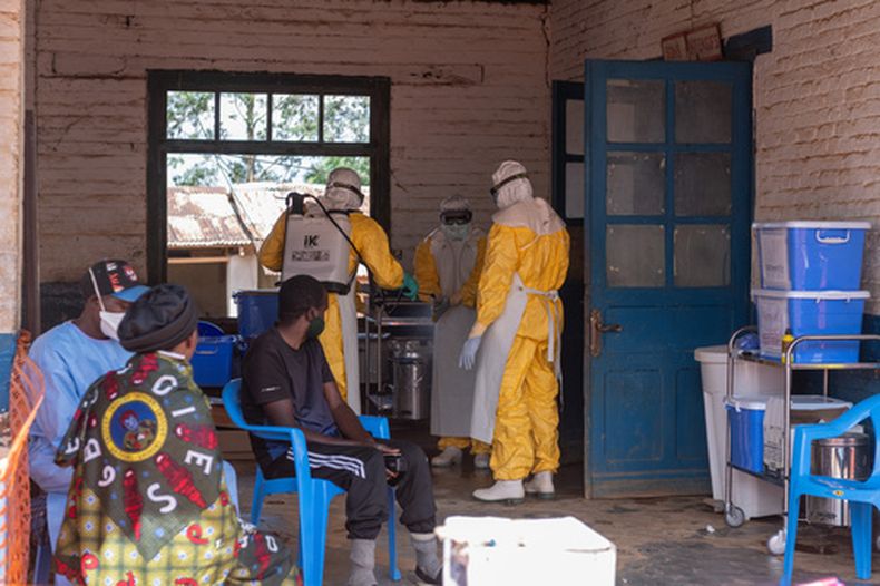 Trabajadores sanitarios se preparan para su turno en el centro de tratamiento de Mongbwalu, en Mongbwalu, República Democrática del Congo, el 5 de junio de 2026. (AP Foto/Moses Sawasawa)