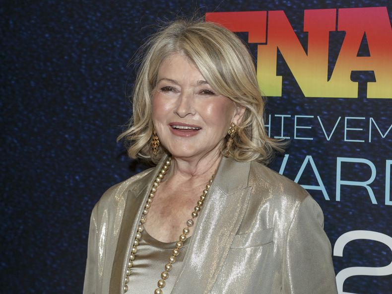 ARCHIVO - Martha Stewart asiste a los premios Footwear News Achievement en Cipriani South Street el miércoles 29 de noviembre de 2023, en Nueva York. (Foto Andy Kropa/Invision/AP, archivo)