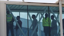 Migrantes venezolanos deportados de Estados Unidos llegan al Aeropuerto Internacional Simón Bolívar en Maiquetía, Venezuela, el domingo 30 de marzo de 2025. (AP Photo/Cristian Hernandez)