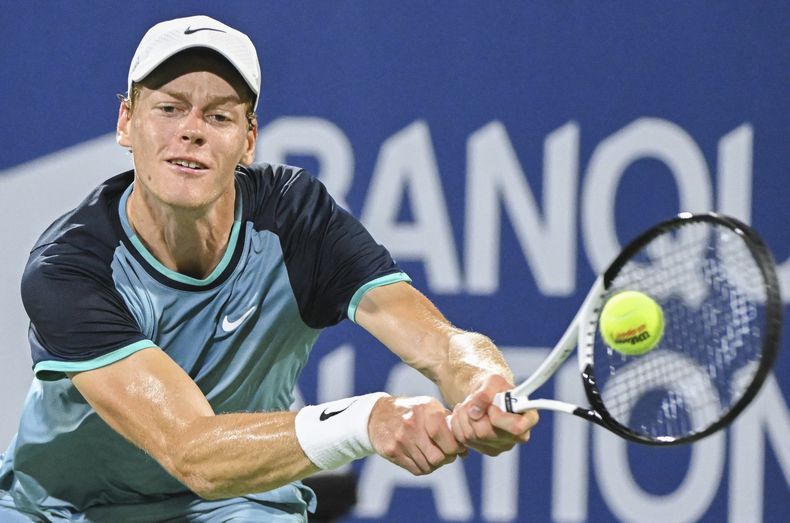 El italiano Jannik Sinner hace una devolución al ruso Andrey Rublev en los cuartos de final del torneo de Montreal, el sábado 10 de agosto de 2024 (Graham Hughes/The Canadian Press via AP)