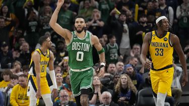 Tatum logra 31 puntos; Celtics ganan en tiempo extra
