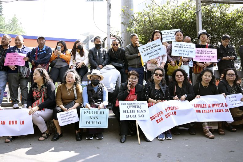 Varias personas sostienen letreros con la frase No queremos una valla fronteriza durante una protesta contra la decisión del gobierno de la India para suprimir el limitado movimiento transfronterizo libre entre la India y Myanmar, en Aizawl, India, el miércoles 21 de febrero de 2024. (AP Foto/Isaac Zoramsanga)