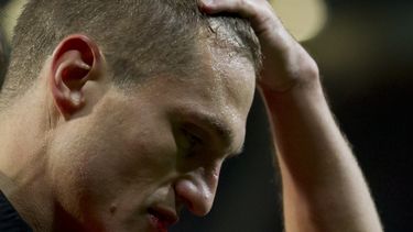 americateve | El capit&aacute;n de Manchester United Nemanja Vidic se toma la cabeza al salir del terreno de juego tras sufrir una conmoci&oacute;n cerebral en un partido contra Arsenal, luego de chocar con su propio arquero David de Gea, el 10 de noviembre del 2013 en