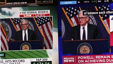 El presidente de la Reserva Federal de EEUU, Jerome Powell, es visto sobre pantallas en el piso de remates de la Bolsa de Valores de Nueva York el miércoles 19 de marzo de 2025. (AP Foto/Seth Wenig)