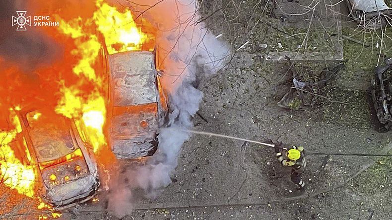 En esta imagen proporcionada por el Servicio ucraniano de Emergencias, personal de emergencias trabaja para extinguir un incendio tras un ataque de cohete ruso en la región ucraniana de Poltava, el domingo 17 de noviembre de 2024. (Servicio ucraniano de Emergencias via AP)