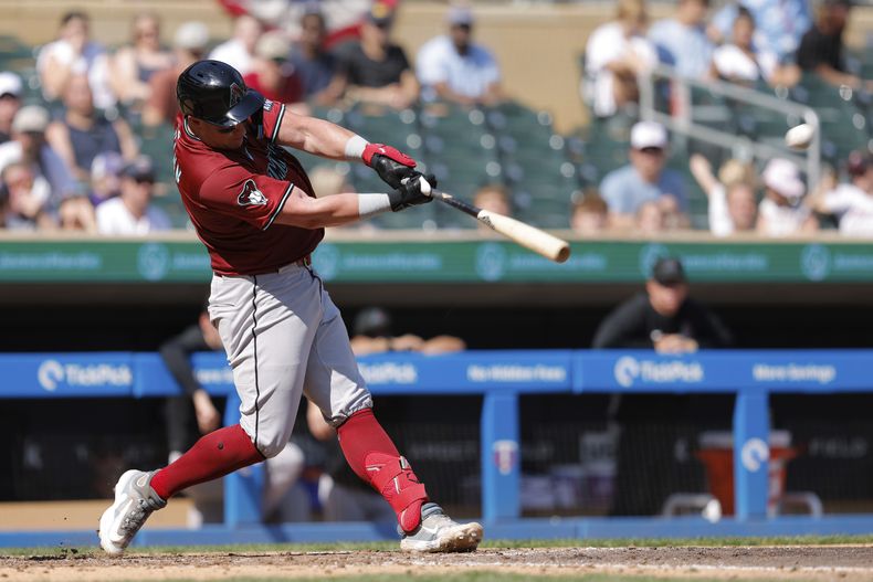 James McCann, de los Diamondbacks de Arizona, conecta un jonrón de tres carreras durante la cuarta entrada de un juego de béisbol contra los Mellizos de Minnesota, el domingo 14 de septiembre de 2025, en Mineápolis. (AP Photo/Bailey Hillesheim)