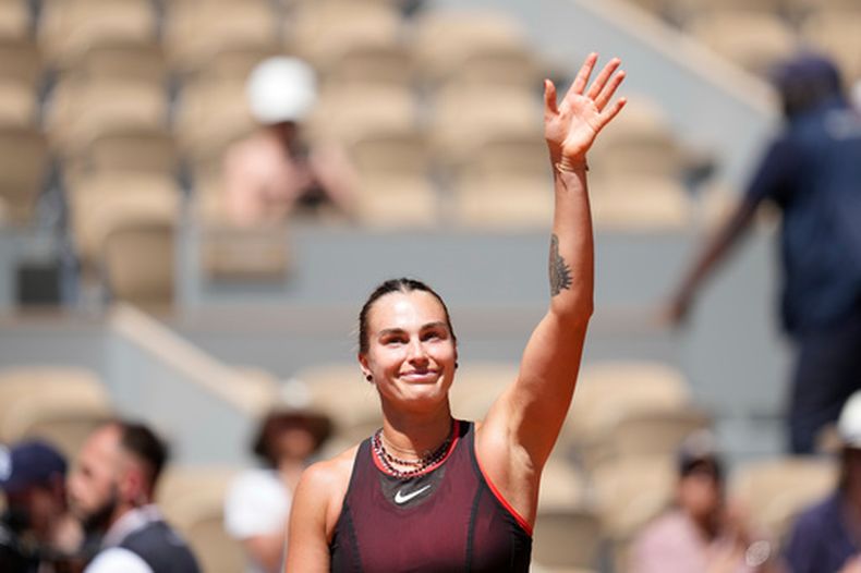 La bielorrusa Aryna Sabalenka celebra tras vencer a la española Jessica Bouzas Maneiro en la primera ronda del Abierto de Francia el martes 26 de mayo del 2026. (AP Foto/Christophe Ena)