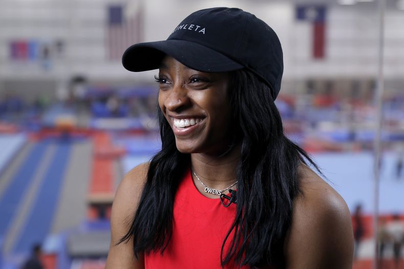 La gimnasta estadounidense Simone Byles sonríe durante una entrevista tras un entrenamiento en Katy, Texas, el lunes 5 de febrero de 2024 (AP Foto/Michael Wyke)
