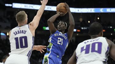 Holiday y Giannis lideran a Bucks en triunfo sobre Kings