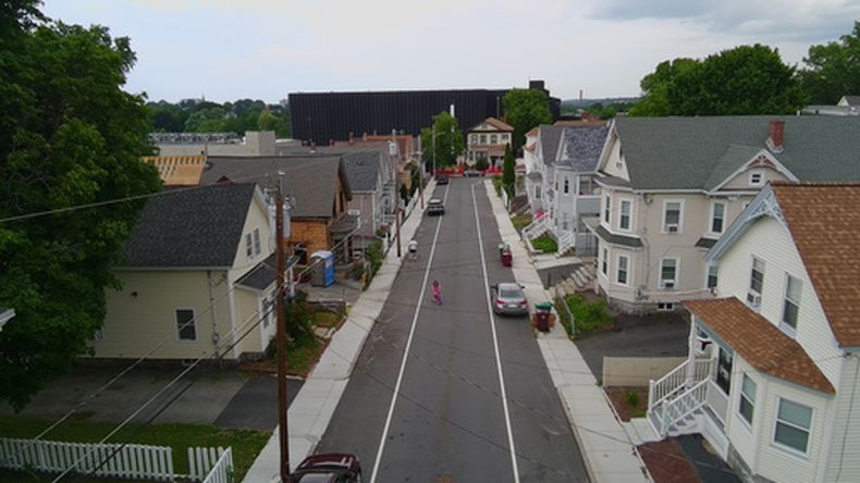 Un centro de datos construido por el Markley Group se levanta sobre un vecindario residencial en Lowell, Massachusetts, el 30 de junio de 2026. (AP Foto/Matt OBrien)