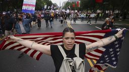 Manifestantes marchan por Benjamin Franklin Parkway en la protesta No Kings, el sábado 14 de junio de 2025, en Filadelfia. (AP Foto/Yuki Iwamura)