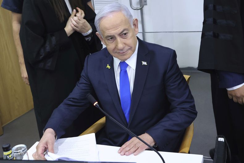 El primer ministro israelí Benjamin Netanyahu comparece en su juicio por cargos de corrupción en Tel Aviv, Israel, el lunes 21 de abril de 2025. (Moti Kimchi/Pool Foto vía AP)