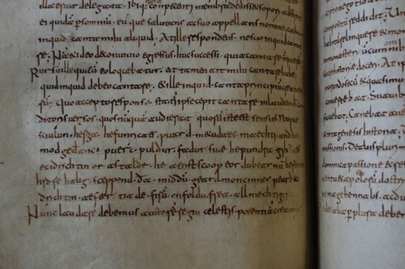 Un ejemplar raro y perdido del Himno de Caedmon —el primer poema escrito en inglés antiguo— se puede ver en las cinco líneas que aparecen encima de la última línea de una página de un manuscrito del siglo VIII de la Historia eclesiástica del pueblo inglés, de san Beda el Venerable, el jueves 8 de mayo de 2026, en la Biblioteca Nacional de Roma. (AP Foto/Andrea Rosa)
