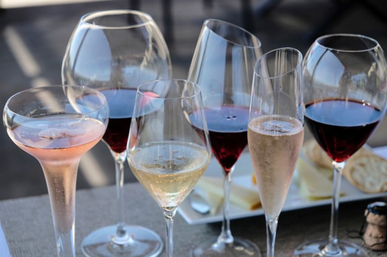 ARCHIVO - Varios vinos se ven en Sonoma, California, el 10 de julio de 2017. (AP foto/Eric Risberg, Archivo)